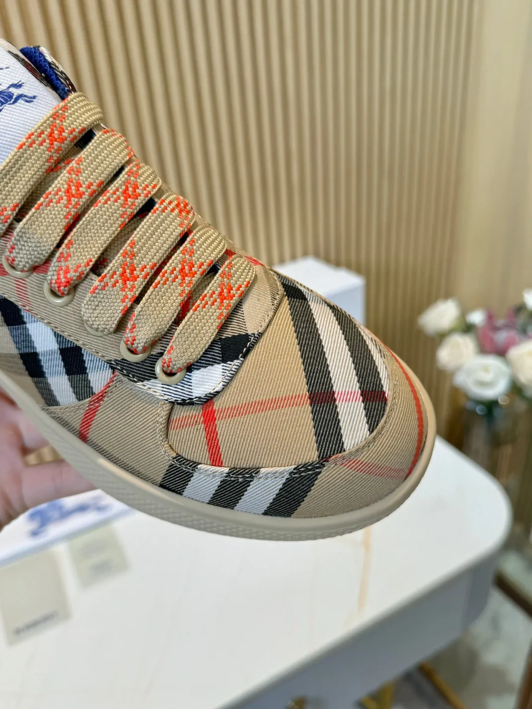 Men's men's shoes 💰560 Burberry's 2024 hot model is released. After three years, the classic plaid returns. It is versatile and decorated with worsted Burberry plaid pattern. Featuring a mesh lining and checkered laces, the rubber sole features the archive Burberry monogram. From Burberry's iconic collection, these wardrobe staples are interpreted with the brand's signature style.   ✅Fabric: classic cotton ✅Lining: original board lining, silk cowhide lining ✅Outsole: TPU ✅Color: apricot ✅Code number: 35-45 for men and women (35, 45 customized)